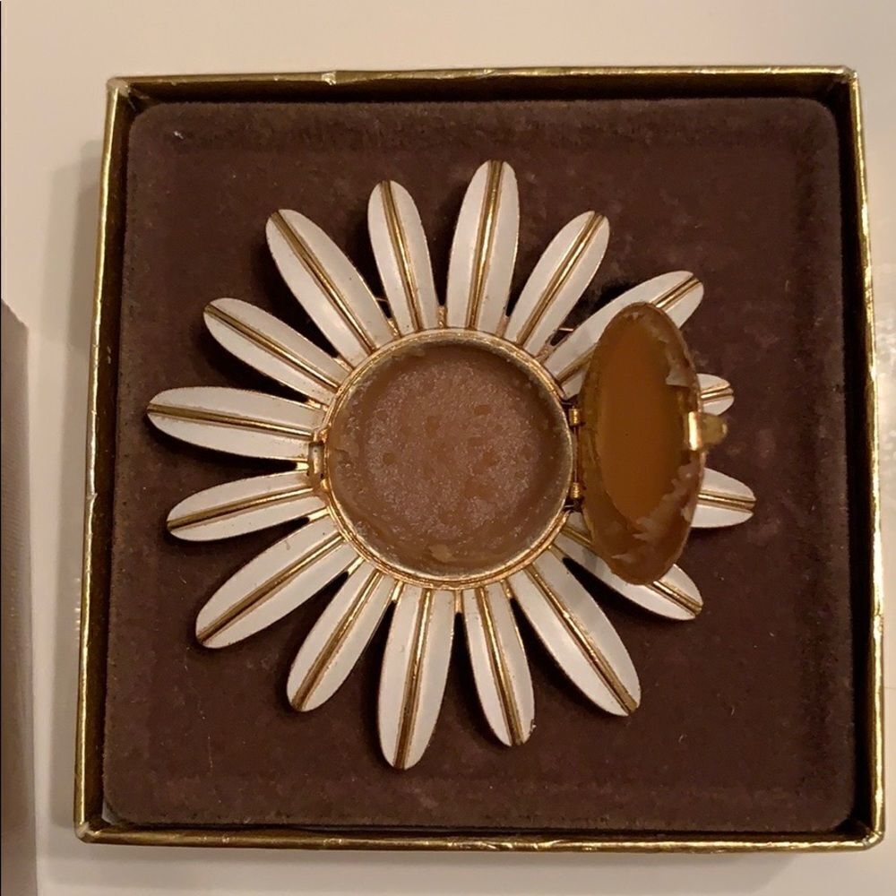 Vintage‎ Avon daisy brooch in original box - Picture 3 of 4